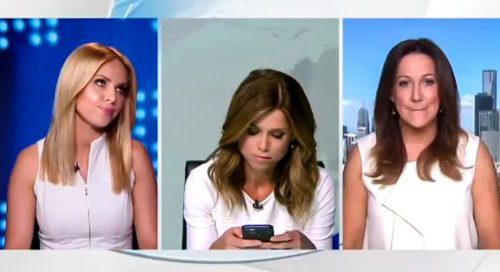 Presentadora de TV le reclama a su compañera en VIVO por llevar el mismo color de blusa