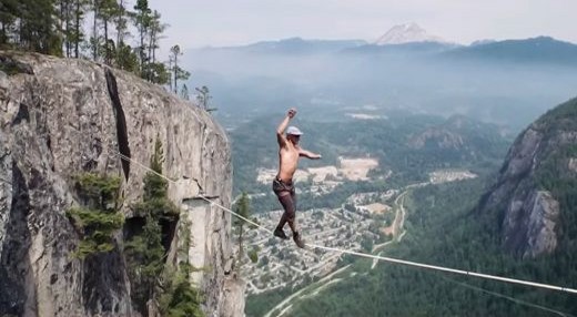 Un hombre intento romper un record mundial y casi cae desde 300 metros de altura